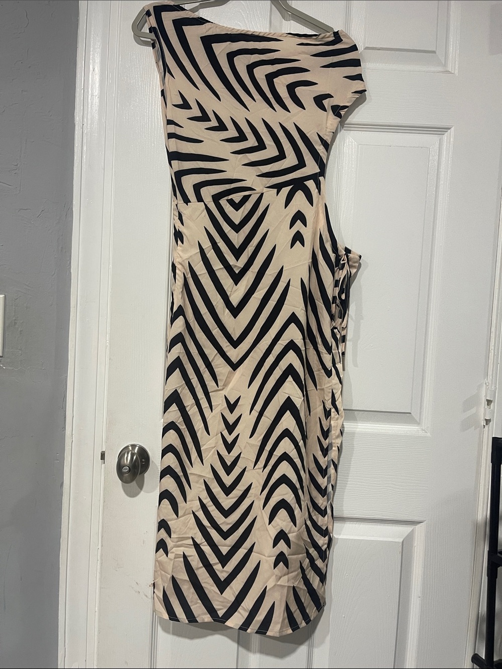 SHEIN Beige One-Shoulder Dress with Black Geometric Print